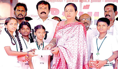 தேமுதிக நிறுவனர் விஜயகாந்த் பிறந்தநாளை முன்னிட்டு, அக்கட்சி சார்பில் மருத்துவ முகாம் மற்றும் நலத்திட உதவிகள் வழங்கும் விழா நேற்று நடைபெற்றது. இதில் பொதுச் செயலாளர் பிரேமலதா, பொருளாளர் சுதீஷ் உள்ளிட்டோர் நலத்திட்ட உதவிகளை வழங்கினர்.