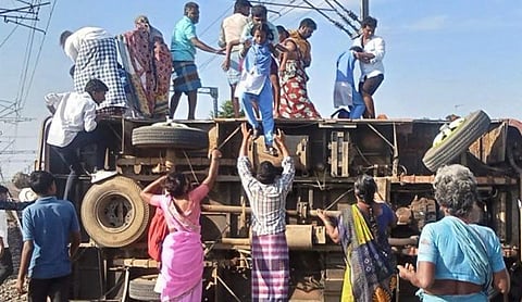 விருத்தாசலம் அருகே ரயில்வே தண்டவாளத்தில் கவிழ்ந்த பள்ளி வேன் - மாணவர்கள் பத்திரமாக மீட்பு