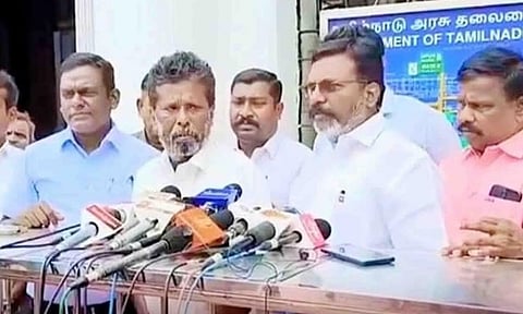 தலைமை செயலகத்தில் முதல்வர் ஸ்டாலினை சந்தித்த பின்னர், செய்தியாளர்களைச் சந்தித்த கவினின் தந்தை அருகில் விசிக எம்பி திருமாவளவன்