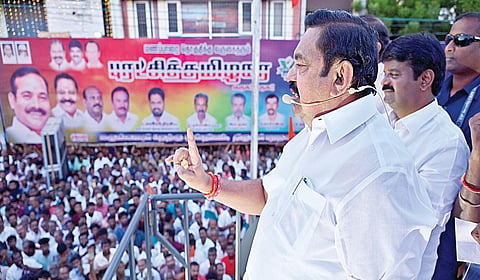 மணப்பாறையில் நேற்று பொதுமக்களிடையே பேசிய அதிமுக பொதுச் செயலாளர் பழனிசாமி.