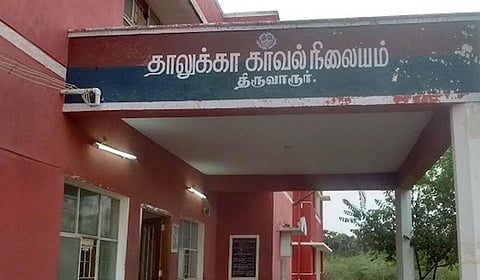 சிறை காவலர் உட்பட 3 பேரை தாக்கிய திமுக கவுன்சிலர் மீது வழக்கு