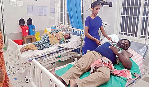 துறையூர் அரசு மருத்துவமனையில் சிகிச்சை பெற்று வரும் ஆம்புலன்ஸ் ஓட்டுநர் செந்தில், உதவியாளர் ஹேமலதா.