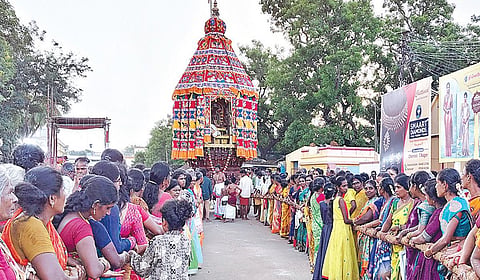 பிள்ளையார்பட்டி கற்பக விநாயகர் கோயில் சண்டிகேசுவரர் தேரை இழுத்த பெண்கள்.