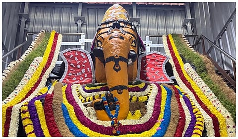 விநாயகர் சதுர்த்தி: 4 டன் மலர் அலங்காரத்தில் காட்சியளித்த புலியகுளம் முந்தி விநாயகர்
