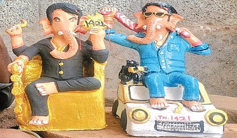 ‘கூலி’ பட ரஜினி கெட்டப்பில் இளைஞர் வடித்த விநாயகர் 
சிலைகள்.