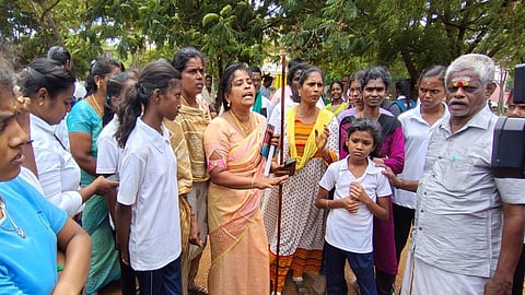 முதல்வர் கோப்பைக்கான சிலம்பம் போட்டியை தகுதியற்ற நடுவர்கள் நடத்துவதாக மதுரையில் தர்ணா!