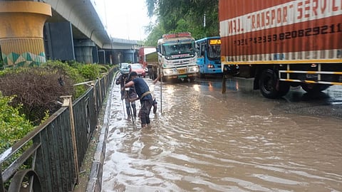 பெங்களூருவில் கனமழை, வெள்ளம்: நெரிசலால் வாகன ஓட்டிகள் பாதிப்பு