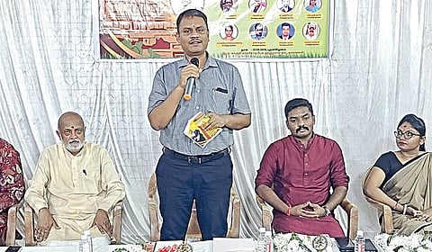 காசி தமிழ்ச் சங்கம் தொடக்க விழாவில் வாராணசி மண்டல ஆணையர் எஸ்.ராஜலிங்கம் பேசுகிறார். அருகில் துணைத் தலைவர் வெங்கட்ரமண கனபாடிகள், தலைவர் சுப்பிரமணியம், உயரதிகாரிகள்  டி.சரவணன், 
ஆர்.ஐஸ்வர்யா ஆகியோர் உள்ளனர்.
