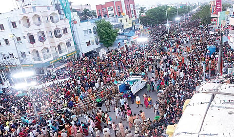சென்னை பெசன்ட் நகர் அன்னை வேளாங் கண்ணி திருத்தல பொன்விழா ஆண்டு பெருவிழாவையொட்டி, கொடியேற்றம் நேற்று விமரிசையாக நடைபெற்றது. இதில், திரளான பக்தர்கள் கலந்து கொண்டனர்.