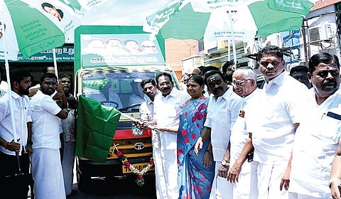 மதுரை காளவாசலிலுள்ள மேற்கு சட்டப்பேரவை உறுப்பினர் அலுவலகத்தில் பிரச்சார வாகனத்தை முன்னாள் அமைச்சர் செல்லூர் கே.ராஜூ தொடங்கி வைத்தார்.