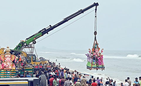 சென்னையின் முக்கிய சாலைகளில் பலத்த பாதுகாப்புடன் விநாயகர் ஊர்வலம்: 1,800-க்கும் மேற்பட்ட சிலைகள் கடலில் கரைப்பு
