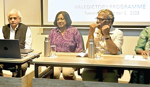 ஆசிய ஊடகவியல் கல்லூரியில் நடைபெற்ற இதழியல் பயிற்சி பயிலரங்கில்
(இடமிருந்து) சென்னை சமூக பணிகள் கல்லூரி முதல்வர் எஸ்.ராஜா சாமுவேல், இந்திய ஊரக மக்கள் ஆவணம் அமைப்பின் நிறுவனர் மூத்த பத்திரிகையாளர் பி.சாய்நாத், ஆசிய ஊடகவியல் கல்லூரியின் டீன் நளினி, இணை டீன் மோகன் ராமமூர்த்தி, சமூக நீதி மற்றும் சமத்துவத்துக்கான மையத்தின் திட்ட ஒருங்கிணைப்பாளர்  பி.சுசீந்திரா. | படம். ம.பிரபு |
