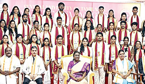 தமிழ்நாடு மத்திய பல்கலைக்கழகத்தின் 10-வது பட்டமளிப்பு விழாவில் தங்கப்பதக்கம் பெற்ற மாணவ, மாணவிகளுடன் குழு புகைப்படம் எடுத்துக் கொண்ட குடியரசுத் தலைவர் திரவுபதி முர்மு. உடன், ஆளுநர் 
ஆர்.என்.ரவி. புதுச்சேரி துணைநிலை ஆளுநர் கைலாஷ்நாதன், தமிழக அமைச்சர்கள் கோவி.செழியன்,  கீதா ஜீவன் உள்ளிட்டோர்.