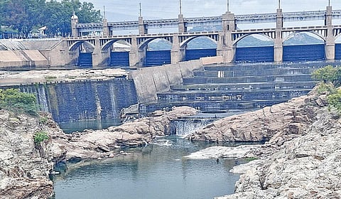 மேட்டூர் அணையின் 16 கண் மதகுகள் வழியாக உபரிநீர் வெளியேற்றப்
படுவது நிறுத்தப்பட்டுள்ள நிலையில், நீரில் மூழ்கியிருந்த பாறைகள் வெளியே தெரியத் தொடங்கியுள்ளன.