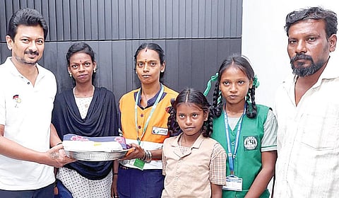 தூய்மைப் பணியின்போது கண்டெடுத்த தங்கச் சங்கிலியை காவல் நிலையத்தில் ஒப்படைத்த துப்புரவுப் பணியாளர் கிளாராவுக்கு துணை முதல்வர் உதயநிதி ஸ்டாலின் நேற்று புத்தாடை மற்றும் வெகுமதி வழங்கி பாராட்டு தெரிவித்தார். துப்புரவுப் பணியாளர் கிளாராவின் கணவர் ராமச்சந்திரன், குழந்தைகள் சூசைமேரி, சுவாதி, நிக்கிதா ஆகியோர் உடனிருந்தனர்.