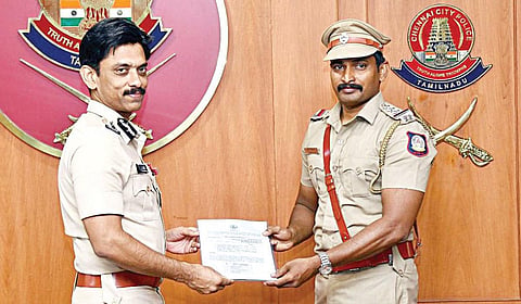 குரூப்-1 தேர்வில் வெற்றி பெற்று டிஎஸ்பியாக தேர்வான ராமலிங்கத்தை பாராட்டிய சென்னை காவல் ஆணையர் அருண்.