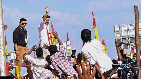 விஜய் மாநாட்டில் தொண்டரை தூக்கி வீசிய வழக்கு: போதிய ஆதாரங்கள் சமர்ப்பிக்க காவல்துறை அறிவுறுத்தல்