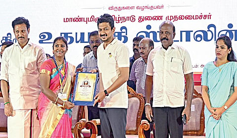 பள்ளி கல்வித்துறை சார்பில் டாக்டர் ராதாகிருஷ்ணன் விருது வழங்கும் விழா, சென்னையில்  நேற்று நடைபெற்றது. துணை முதல்வர் உதயநிதி ஸ்டாலின் விருதுகளை வழங்கினார். உடன் அமைச்சர்கள் மா.சுப்பிரமணியன், அன்பில் மகேஸ், துறை செயலாளர் சந்திரமோகன், மேயர் பிரியா உள்ளிட்டோர். | படம்: எஸ்.சத்தியசீலன் |