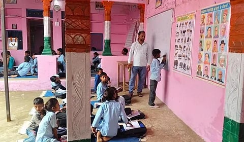 கனமழையில் பள்ளி இடிந்து விழுந்ததால் மாணவர்களுக்கு வீட்டை வழங்கிய விவசாயி