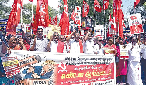 இந்தியா மீதான அமெரிக்க வரி விதிப்பை கண்டித்து, சென்னையில் இடதுசாரி கட்சிகள் சார்பில் நேற்று ஆர்ப்பாட்டம் நடைபெற்றது. இதில் மார்க்சிஸ்ட் கம்யூனிஸ்ட் மாநில செயலாளர் பெ.சண்முகம், இந்திய கம்யூனிஸ்ட் மாநில செயலாளர் இரா.முத்தரசன், இந்திய கம்யூனிஸ்ட் கட்சி (மார்க்சிஸ்ட்-லெனினிஸ்ட்) விடுதலை மாநிலச் செயலாளர் பழ.ஆசைத்தம்பி உள்ளிட்டோர் கலந்து கொண்டனர்.  | படம்: எல்.சீனிவாசன் |