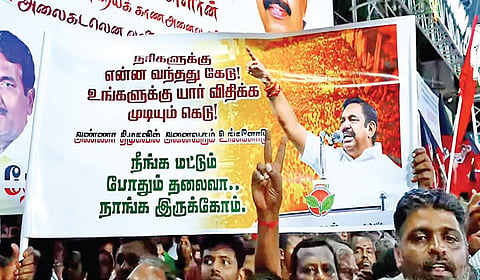 போடியில் அதிமுக பொதுச் செயலாளர் பழனிசாமியின்  பிரச்சாரத்தில் தொண்டர்கள் செங்கோட்டையனுக்கு எதிர்ப்புத் தெரிவித்துப் பிடித்திருந்த பிளக்ஸ் பேனர்.
