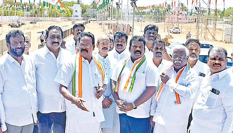 நெல்லையில் நடைபெறும் காங்கிரஸ் மாநாட்டுக்கான ஏற்பாடுகளைப் பார்வையிட்ட தமிழக காங்கிரஸ் தலைவர் செல்வப்பெருந்தகை. படம்: மு.லெட்சுமி அருண்