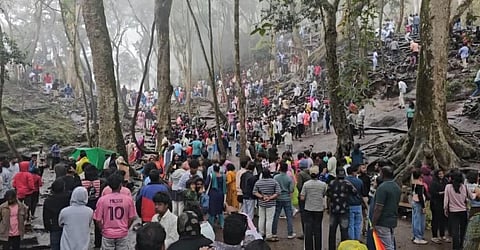 கொடைக்கானல் குணா குகை பகுதியில் திரண்ட சுற்றுலா பயணிகள்.