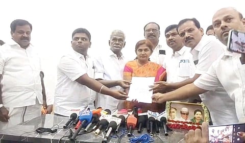 செங்கோட்டையன் மீது எடுக்கப்பட்ட நடவடிக்கையைக் கண்டித்து, கோபி தொகுதியைச் சேர்ந்த  அதிமுக நிர்வாகிகள், முன்னாள் எம்.பி. சத்தியபாமாவிடம் நேற்று ராஜினாமா கடிதங்களைக் கொடுத்தனர்.
