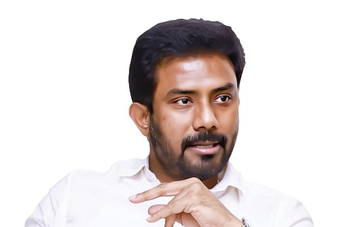 “விழுதுகளை வெட்டி, வேர்களிலும் வெந்நீர் பாய்ச்சும் இபிஎஸ்!” - செங்கோட்டையன் விவகாரத்தில் சீறும் ஓபிஎஸ் மகன் ரவீந்திரநாத் குமார்
