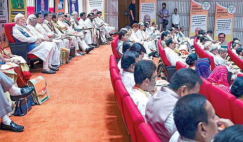 டெல்லியில் நேற்று நடைபெற்ற பாஜக எம்பிக்களுக்கான பயிற்சி பட்டறையில் கடைசி வரிசையில் அமர்ந்து நிகழ்ச்சிகளை உன்னிப்பாக கவனிக்கும் பிரதமர் நரேந்திர மோடி. | படம்: பிடிஐ |