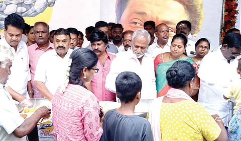 ​முதல்​வரின் பிறந்​த​நாளை​யொட்டி நடை​பெற்று வரும் ‘அன்​னம் தரும் அமுதக்​கரங்​கள்’ திட்​டத்​தின் 200-வது   நாளான  நேற்று  சென்னை  கொளத்தூர்  பகுதியில்  அமைச்​சர்  ஆர்​.எஸ்​.​ரஜகண்​ணப்​பன்
பொது​மக்களுக்கு உணவளித்​தார். உடன் அமைச்​சர் பி.கே.சேகர்​பாபு, கலாநிதி வீரா​சாமி எம்​.பி.உள்ளிட்டோர்.