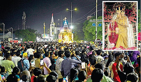 பெசன்ட் நகர் அன்னை வேளாங்கண்ணி திருத்தலத்தின் 53-வது ஆண்டு பெருவிழாவை முன்னிட்டு நேற்று தேர் பவனி நடைபெற்றது. (உள்படம்) தேரில் பவனி வந்த மாதா. | படங்கள்: எஸ்.சத்தியசீலன் |