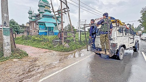 ஜம்மு காஷ்மீரின் குல்காமில் நேற்று என்ஐஏ அதிகாரிகள் சோதனை நடத்திய இடத்தில் பாதுகாப்பு பணியில் ஈடுபட்டிருந்த வீரர்கள்.படம்: பிடிஐ