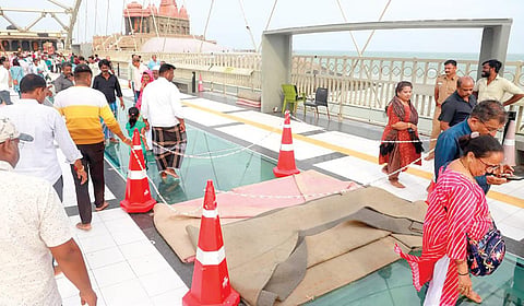 கன்னியாகுமரியில் கடல் நடுவே அமைக்கப்பட்டுள்ள கண்ணாடி பாலத்தில்  கீறல் விழுந்த இடத்தில் மட்டும் தடுப்பு ஏற்படுத்தப்பட்டு சுற்றுலா பயணிகள் அனுமதிக்கப்படுகின்றனர்.