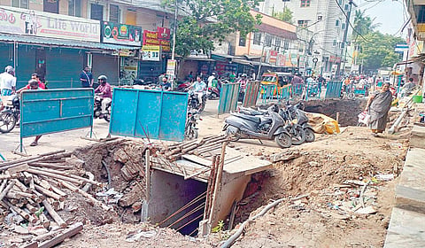 கல்யாணராமபுரத்தில் நுழைவாயில் மற்றும் பஜனை கோயில் தெருவில் நடைபெறும் மழை நீர் வடிகால் அமைக்கும் பணி.