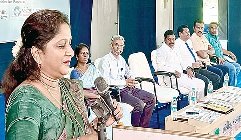 எஸ்.எஸ்.எல்.எஃப் கல்வி அறக்கட்டளை மற்றும் ‘இந்து தமிழ் திசை’ நாளிதழ் இணைந்து ‘வாசிப்பை நேசிப்போம்; வாசிப்பின் வழியே புதிய உலகைக் காண்போம்’ என்ற கருப்பொருளுடன் புத்தக வாசிப்பு பழக்கத்தை மாணவரிடம் கொண்டு செல்லும் நிகழ்ச்சி செங்கல்பட்டில் உள்ள வித்யாசாகர் மகளிர் கல்லூரியில் நேற்று நடைபெற்றது. இதில் செங்கல்பட்டு சார் ஆட்சியர் மாலதி ஹெலன், புத்தக வாசிப்பு குறித்து மாணவர்களிடையே உரையாற்றினார். அருகில் வித்யாசாகர் கல்வி குழும தாளாளர் விகாஸ் சுரானா, எஸ்.எஸ்.எல்.எஃப். கல்வி அறக்கட்டளை நிறுவனர் முனைவர் ஜி.சக்திவேல்,  கல்வியாளர் மற்றும் எழுத்தாளர் பேராசிரியர் ஏ.முகமது அப்துல்காதர், கல்லூரி முதல்வர் முனைவர் ஆர்.அருணாதேவி உள்ளிட்டோர் உள்ளனர். | படங்கள்: எம்.முத்துகணேஷ் |