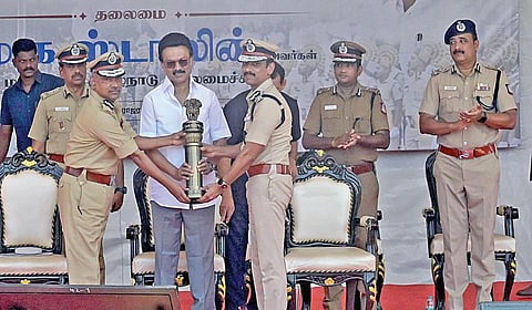 முதல்வர் மு.க.ஸ்டாலின் தலைமையில் நேற்று ‘காவலர் நாள்’ உறுதிமொழி ஏற்கப்பட்டது. இதில், டிஜிபி (பொறுப்பு) வெங்கடராமன், சென்னை காவல் ஆணையர் அருண் ஆகியோர் முதல்வருக்கு நினைவு பரிசு வழங்கினர். | படங்கள்: ம.பிரபு |