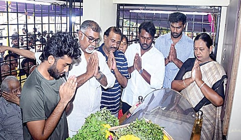 மதுரை அண்ணா நகரில் விஜயகாந்த் சகோதரி விஜயலட்சுமியின் உடலுக்கு அஞ்சலி செலுத்திய பிரேமலதா உள்ளிட்டோர்.