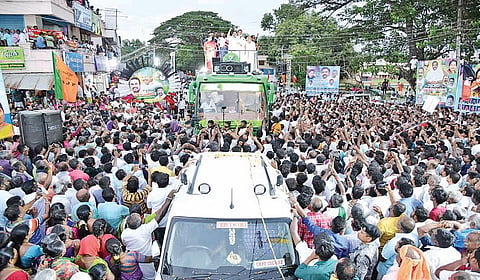 ஆனைமலையில் நேற்று நடந்த பிரச்சாரக் கூட்டத்தில் பேசிய அதிமுக பொதுச்செயலாளர் பழனிசாமி. அருகில் முன்னாள் அமைச்சர் 
எஸ்.பி.வேலுமணி.