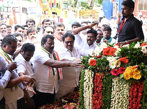 ராமநாதபுரம் மாவட்டம் பரமக்குடியில் தியாகி இமானுவேல் சேகரன் 68வது நினைவு தினத்தை முன்னிட்டு தமிழக காங்கிரஸ் மாநிலத் தலைவர் செல்வப்பெருந்தகை, முன்னாள் எம்பி திருநாவுக்கரசர் ஆகியோர் மரியாதை செய்தனர். படம்: எல்.பாலச்சந்தர்.