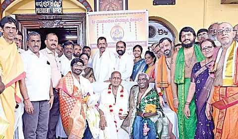 இசையமைப்பாளர் இளையராஜா கொல்லூர் மூகாம்பிகை கோயிலுக்கு வைர கிரீடம், தங்க வாள் உள்ளிட்ட நகைகளை காணிக்கையாக வழங்கினார். அவருக்கு கோயில் நிர்வாகிகள் மாலை அணி​வித்து மரி​யாதை செய்தனர்.