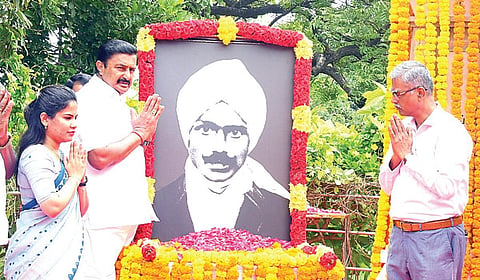 மகாகவி பாரதியார் நினைவு நாளையொட்டி, சென்னை, காமராஜர் சாலையில் அமைந்துள்ள அவரது சிலைக்கு அருகில் வைக்கப்பட்டிருந்த உருவப் படத்துக்கு, செய்தித் துறை அமைச்சர் மு.பெ.சாமிநாதன், மேயர் பிரியா, துறை செயலாளர் வே.ராஜாராமன் உள்ளிட்டோர் மலர்தூவி மரியாதை செலுத்தினர்.