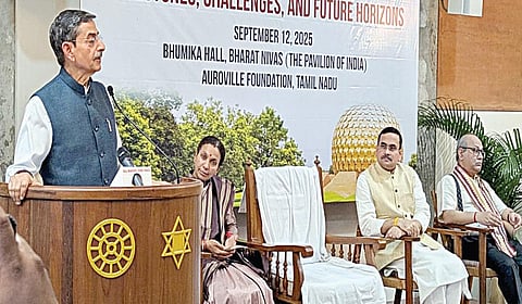 ‘இந்திய குடியரசின் சாதனைகள், சவால்கள் மற்றும் வருங்கால திட்டங்கள்’ எனும் தலைப்பில் ஆரோவில்லில் நடைபெற்ற ஒரு நாள் கருத்தரங்கத்தில் உரையாற்றிய தமிழக ஆளுநர் ஆர்.என்.ரவி.