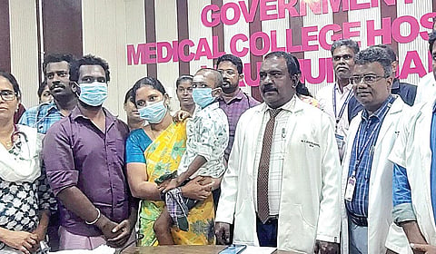 ​விருதுநகர் அரசு மருத்​து​வ​மனை​யில் மூளைக் காய்ச்​சலால் பாதிக்​கப்​பட்டு அறுவை சிகிச்சை செய்து குணமடைந்த சிறு​வனுடன் டீன் ஜெயசிங் தலை​மையி​லான மருத்துவக் குழு​வினர்.