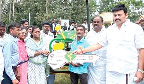 பழங்குடியின விவசாயிகளுக்கு நவீன வேளாண் கருவிகளை வழங்கிய அமைச்சர், அரசு செயலர் உள்ளிட்ட பழங்குடியினர் நலத் துறை அதிகாரிகள்.