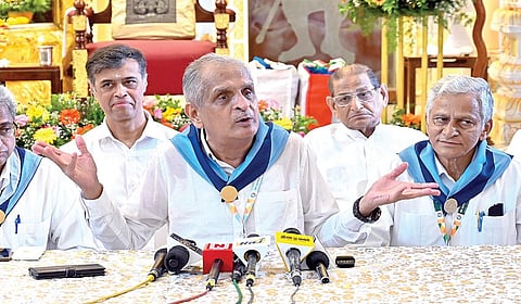 பகவான் சத்ய சாய் பாபாவின் நூற்றாண்டு விழா தொடர்பான தகவல்களை  சத்ய சாய் சேவா அமைப்பின் தேசியத் தலைவர் நிமிஷ் பாண்டியா சென்னையில் நிருபர்களிடம் விளக்குகிறார்.  சத்ய சாய்சேவா அமைப்பின் ஒருங்கிணைப்பாளர் கோட்டீஸ்வர ராவ், தென்மண்டல பொறுப்பாளர் முகுந்தன், தமிழக தலைவர் சந்திரசேகரன் உள்ளிட்டோர் உடனிருந்தனர். படம்: எஸ்.சத்தியசீலன்
