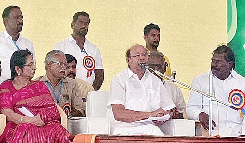 ஓசூரில் நேற்று நடைபெற்ற பாமக பொதுக்குழுக் கூட்டத்தில் நிறுவனர் ராமதாஸ் பேசினார். உடன், காந்திமதி பரசுராமன், எம்எல்ஏ-க்கள் ஜி.கே.மணி, அருள் உள்ளிட்டோர்.