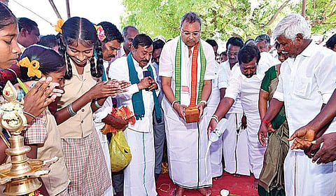 கட்டிக்குளம் அரசு மேல்நிலைப் பள்ளியில் கூடுதல் வகுப்பறைக் கட்டிடங்களுக்கு அடிக்கல் நாட்டிய கார்த்தி சிதம்பரம் எம்.பி.