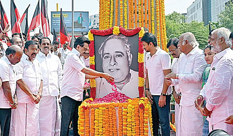 முன்னாள் முதல்வர் அண்ணா 117-வது பிறந்தநாள் நேற்று கொண்டாடப்பட்டது. இதையொட்டி, சென்னை அண்ணா சாலையில் அவரது சிலையின் கீழ் வைக்கப்பட்டுள்ள படத்துக்கு முதல்வர் ஸ்டாலின், துணை முதல்வர் உதயநிதி மற்றும் அமைச்சர்கள் மலர் தூவி மரியாதை செலுத்தினர். | படங்கள்: எஸ்.சத்தியசீலன் |