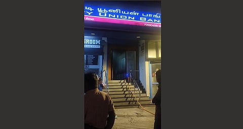 புதுச்சேரி தனியார் வங்கியில் தீ விபத்து: பொருட்கள் சேதம்